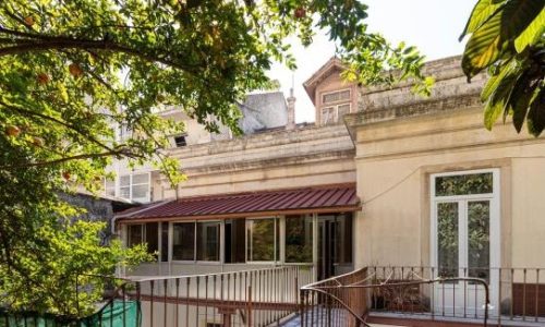 varanda com telheiro prédio antigo